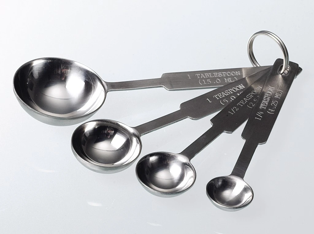 Stainless steel measuring spoon in a set of 4, as a measuring aid for fast and easy measuring from 1.25 to 15 ml. The volume is engraved on the handle of each measuring spoon.